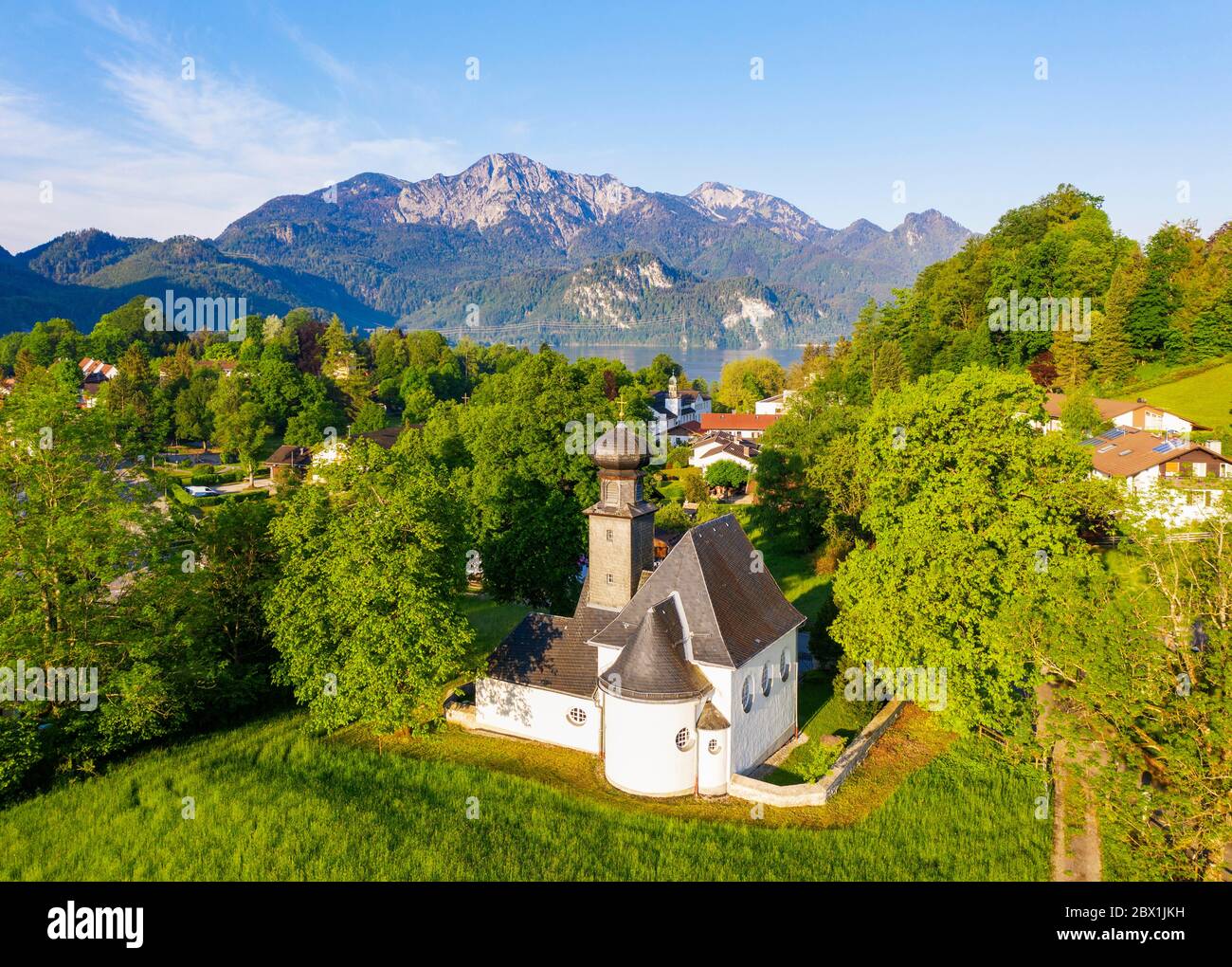 Evangelische Kirche, Kochel am See, im hinteren Berggipfel Herzogstand, Tölzer Land, Drohnenschuss, Oberbayern, Bayern, Deutschland Stockfoto