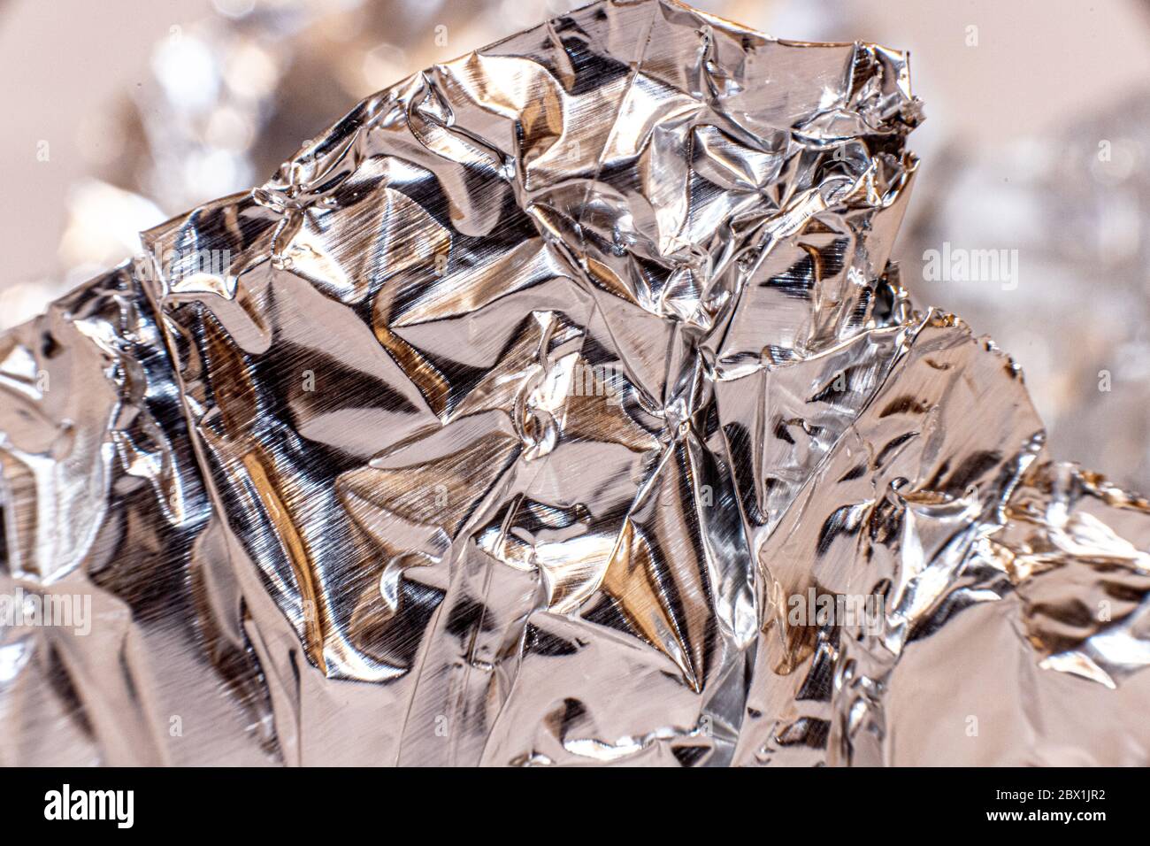 Nahaufnahme Makrofotografie Bild von Falten auf Aluminiumfolie Stockfoto