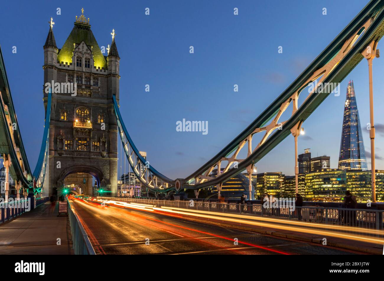 Tower Bridge am Abend, leichte Spuren vorbeifahrenden Autos, London, England, Großbritannien Stockfoto