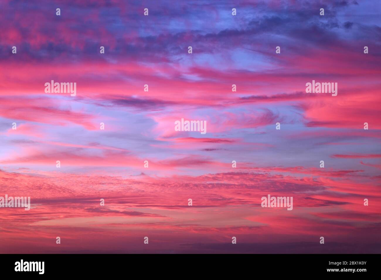 Sonnenuntergang, rote Wolken am blauen Himmel, Franken, Bayern, Deutschland Stockfoto