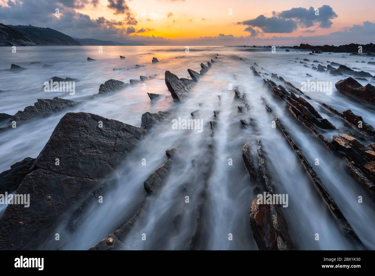 Flysch des Sakoneta Strandes bei Sonnenuntergang, Baskische Küste Geopark, Spanien Stockfoto