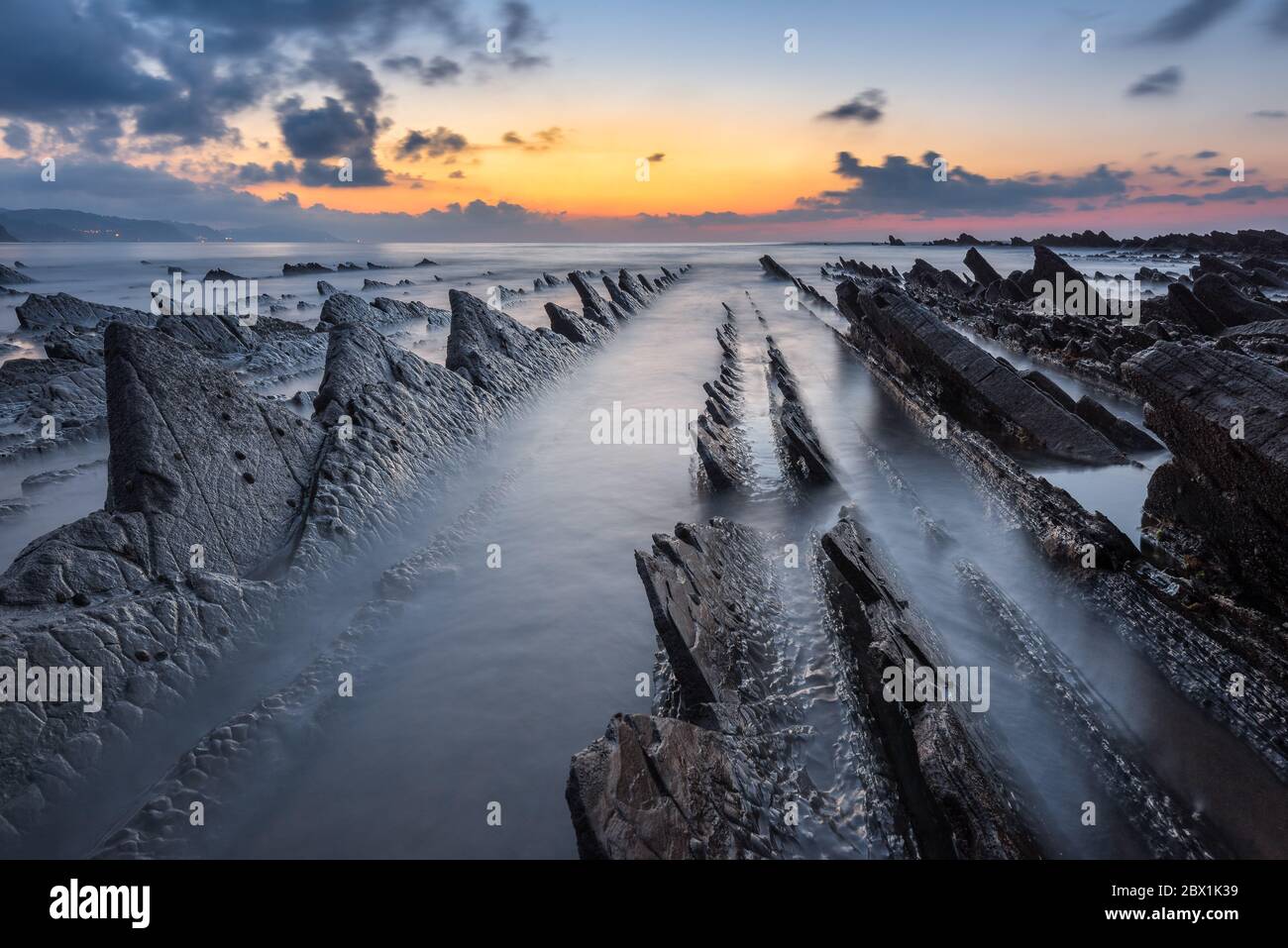 Flysch des Sakoneta Strandes bei Sonnenuntergang, Baskische Küste Geopark, Spanien Stockfoto
