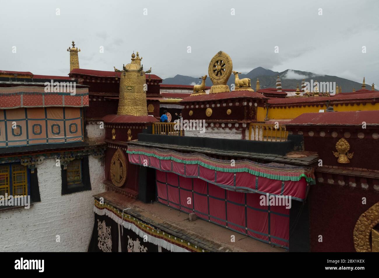 Lhasa, Tibet / China - 20. August 2012: Architektonische Details und farbenfrohes Design im Jokhang Tempel in Lhasa, Tibet, China Stockfoto