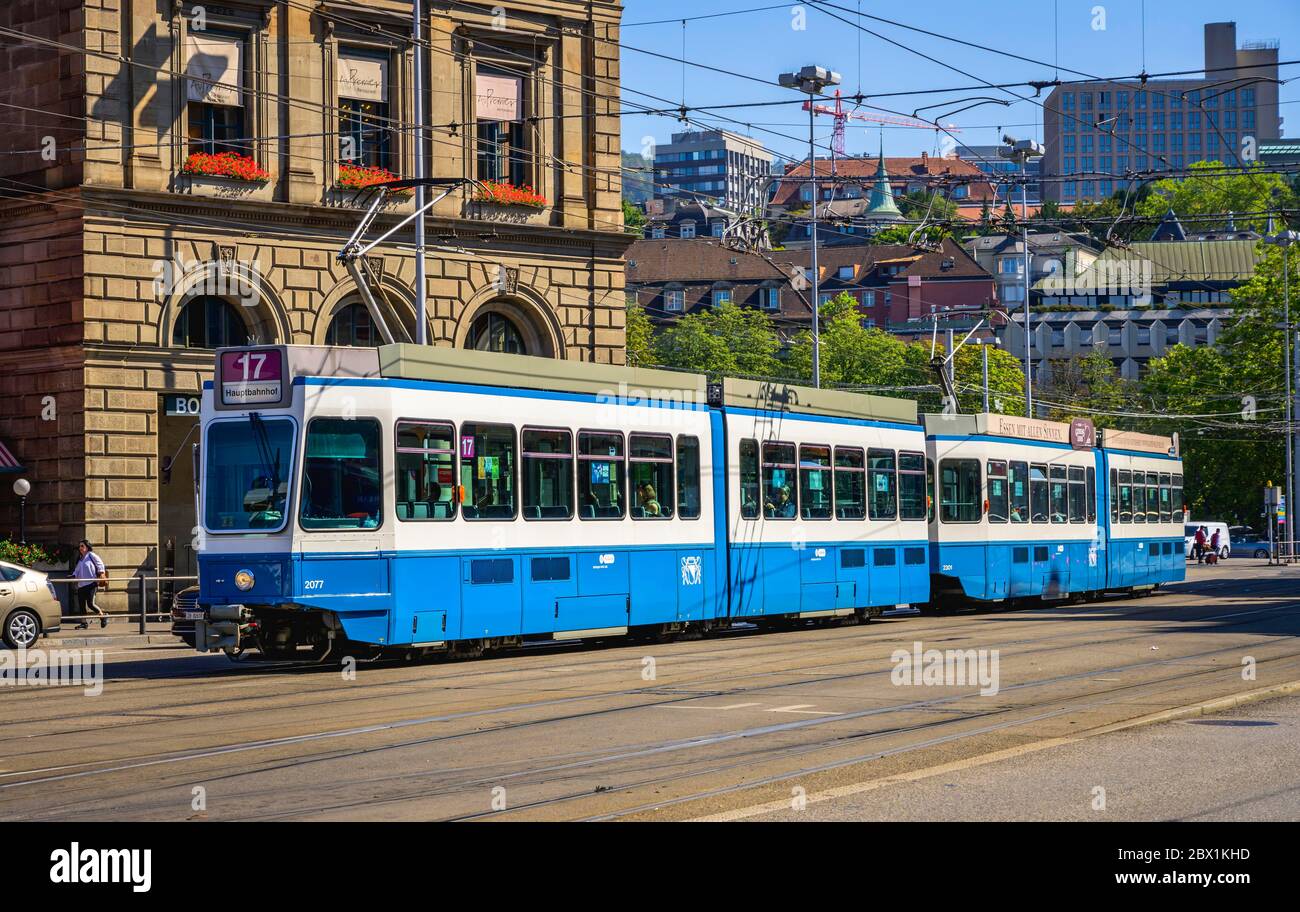 Blaue Straßenbahn, Zürcher Altstadt, Zürich, Kanton Zürich, Schweiz Stockfoto