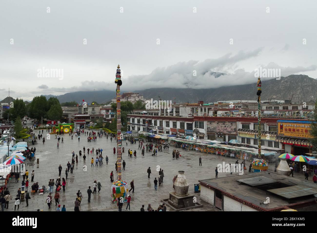 Lhasa, Tibet / China - 20. August 2012: Der Barkhor-Platz in Lhasa, Tibet. Der Platz ist voll mit Touristen, die nach lokalen Kunst und Kunsthandwerk suchen. Stockfoto