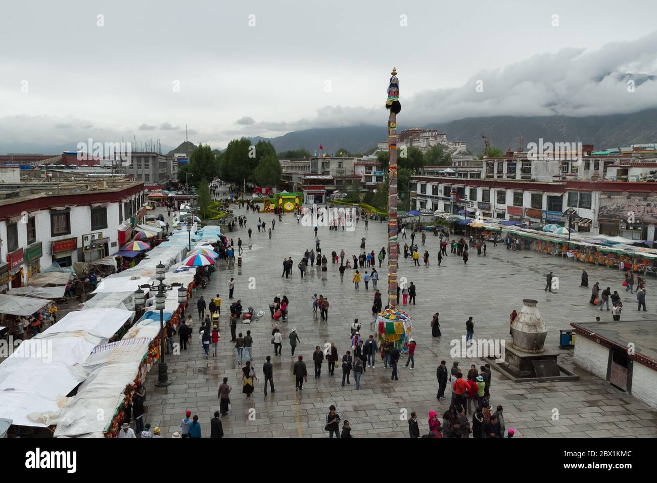 Lhasa, Tibet / China - 20. August 2012: Der Barkhor-Platz in Lhasa, Tibet. Der Platz ist voll mit Touristen, die nach lokalen Kunst und Kunsthandwerk suchen. Stockfoto