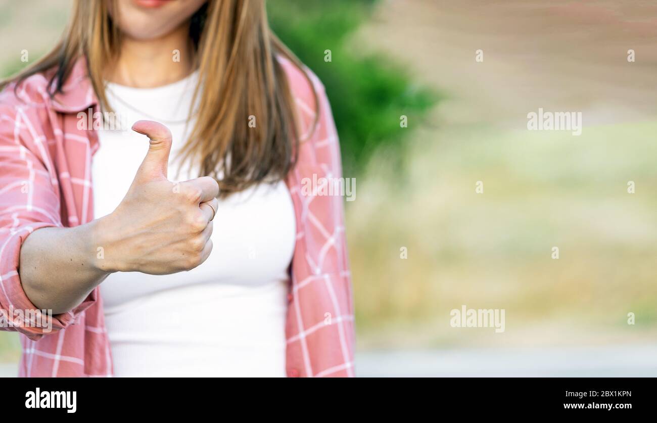 Frau zeigt Daumen nach oben. Hand mit Hyper flexible Daumen Stockfoto