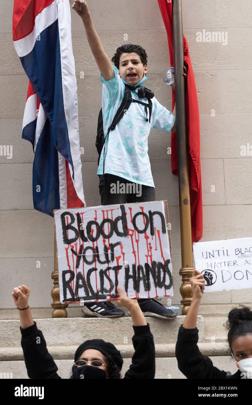 Schwarze Leben sind wichtig Protest in London, Großbritannien. 03 Juni 2020. Die Demonstranten nehmen an einer Demonstration Teil, die von der Gruppe Black Lives Matter im Hyde Park für den Amerikaner George Floyd organisiert wurde, der während seiner Verhaftung durch die US-Polizisten Derek Chauvin starb. Sein Tod hat in einigen US-Städten zu zivilen Unruhen geführt. Stockfoto