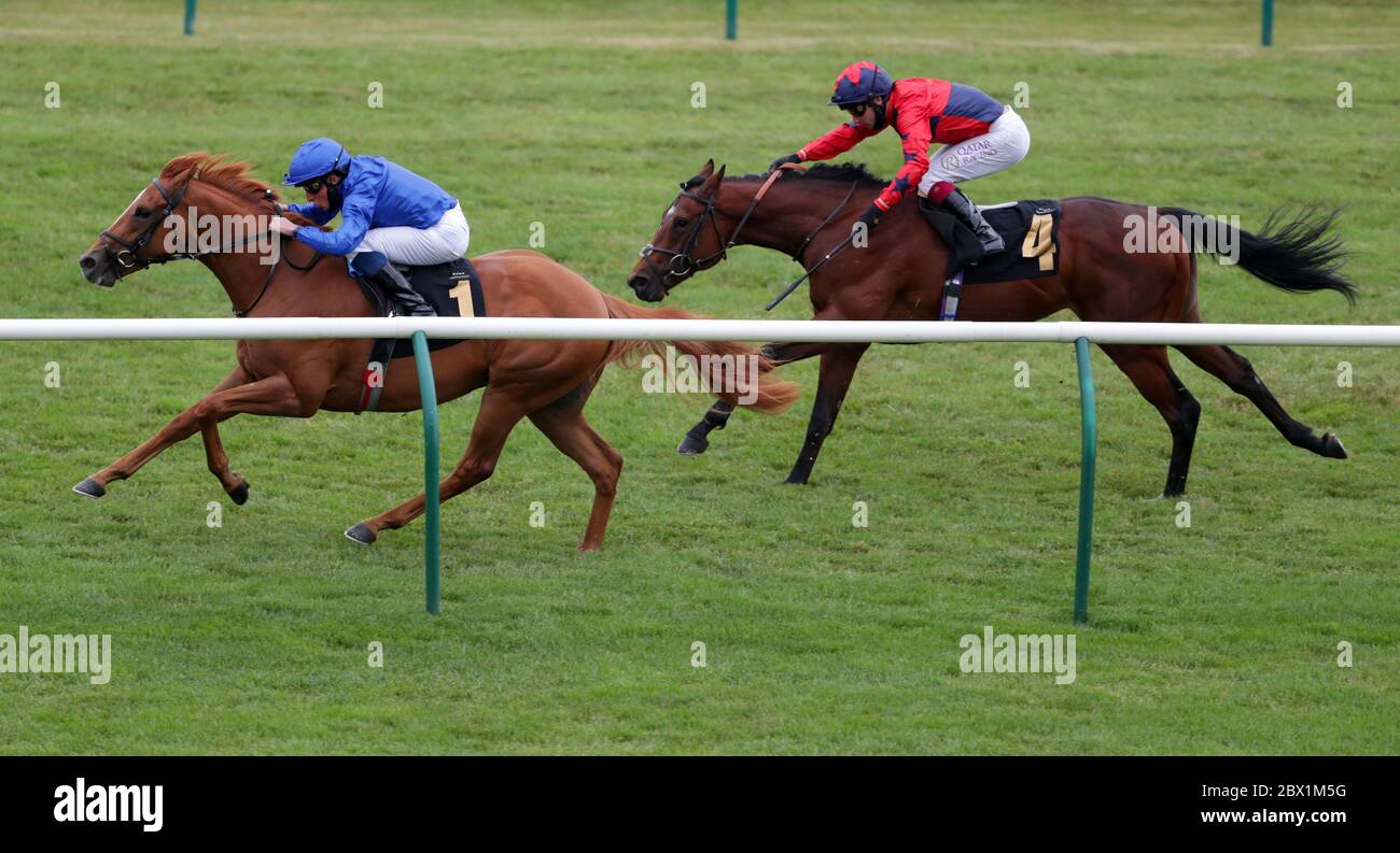 Creative Force unter William Buick (links) gewinnt die Betway Maiden Stakes (Div. 2) auf der Newmarket Racecourse. Stockfoto