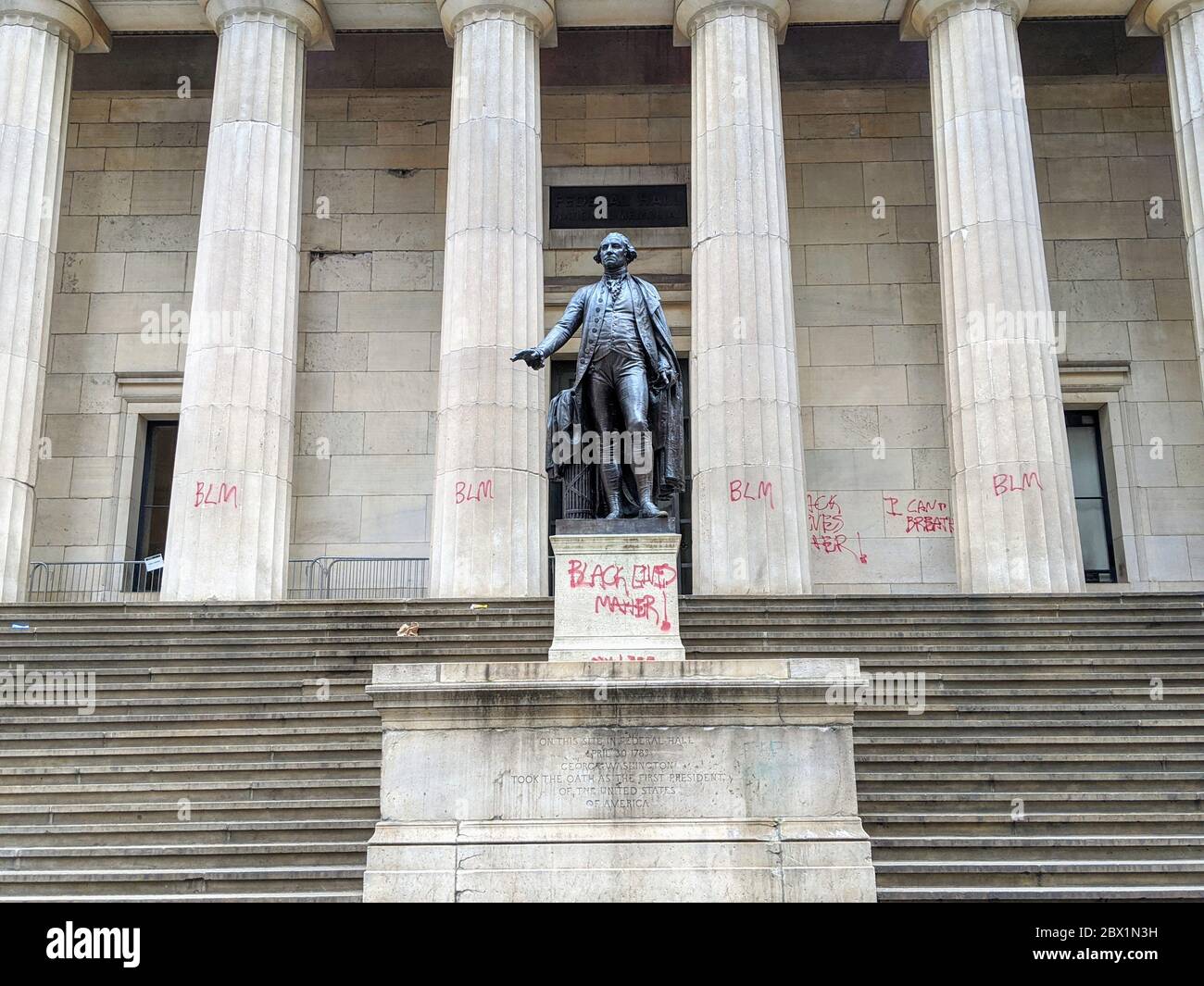 "Schwarze Leben Materie" Spray auf einer Statue von George Washington in der Federal Hall an der Wall Street gemalt, als die Unruhen nach dem Mord an George Floyd in den Händen der Minneapolis-Polizei weiter. Stockfoto