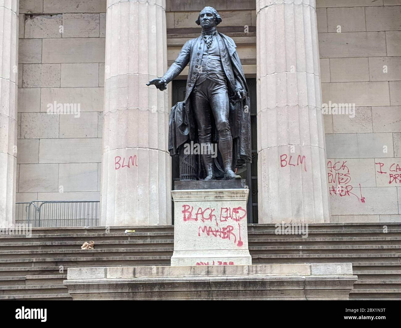 "Schwarze Leben Materie" Spray auf einer Statue von George Washington in der Federal Hall an der Wall Street gemalt, als die Unruhen nach dem Mord an George Floyd in den Händen der Minneapolis-Polizei weiter. Stockfoto