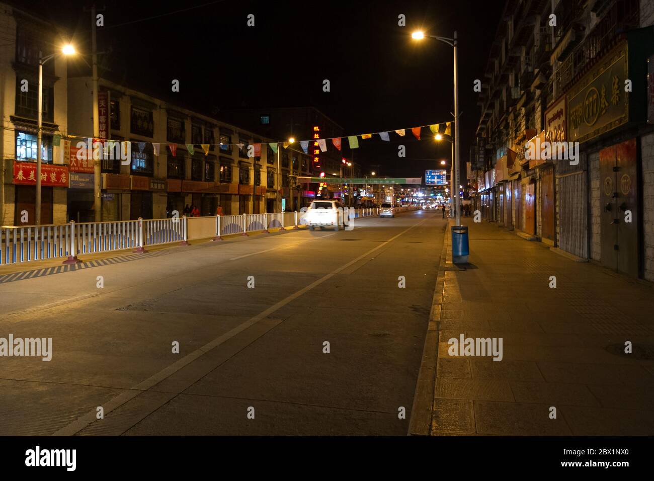 Lhasa, Tibet / China - 20. August 2012: Die Straßenszene der Stadt Lhasa, Tibet Autonome Region, China Stockfoto