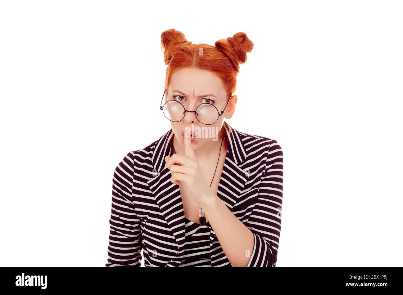 Nahaufnahme Porträt aus einer schönen geheimnisvollen bevormundenden negativen Frau in ihren 30ern mit Finger auf Lippen fragen shh, ruhig tragen gestreiften schwarz wh Stockfoto