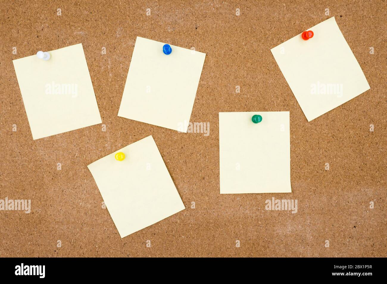 Leere Papiere stecken auf Korkplatte. Stockfoto