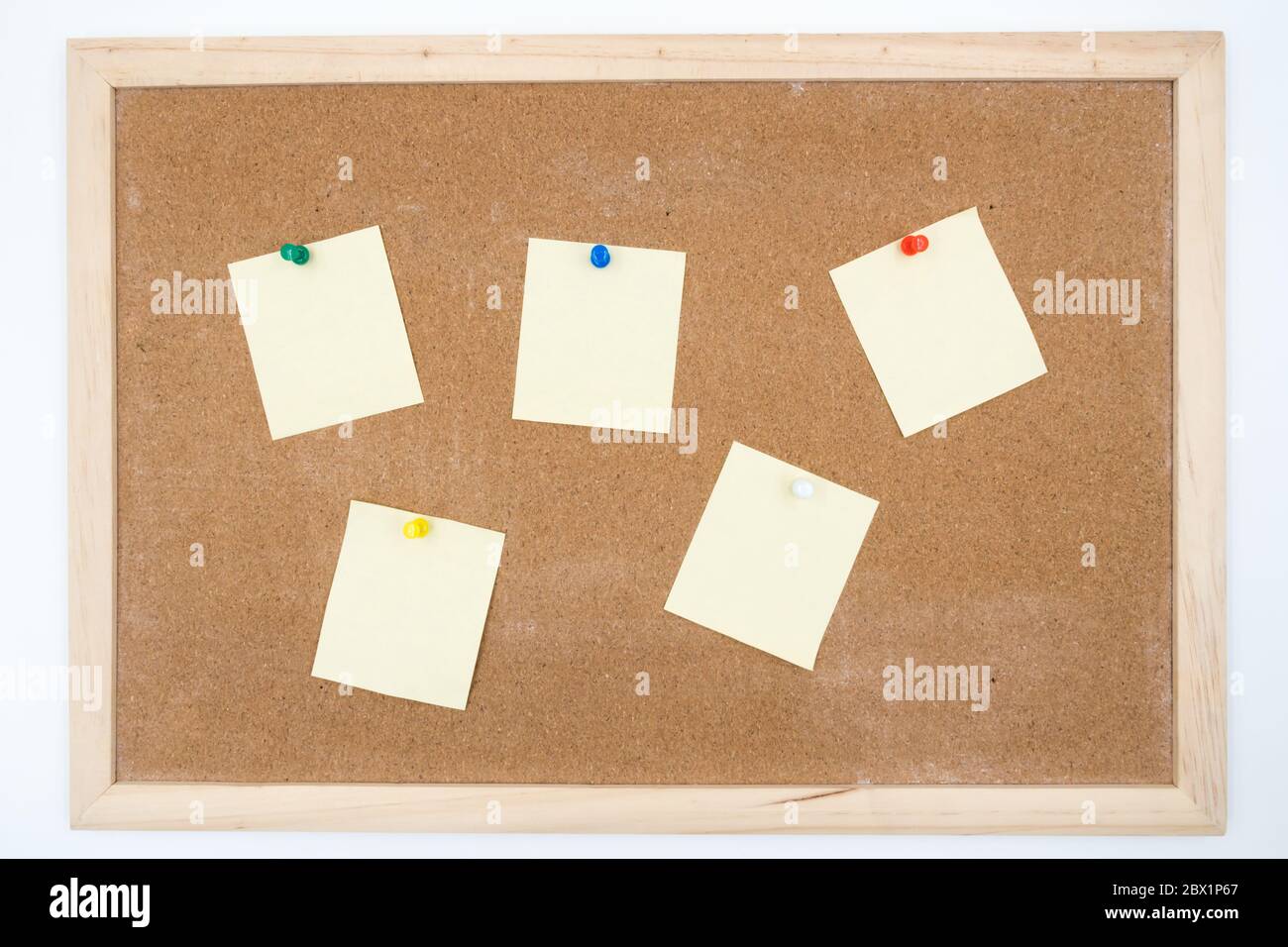 Leere Papiere stecken auf Korkplatte. Stockfoto