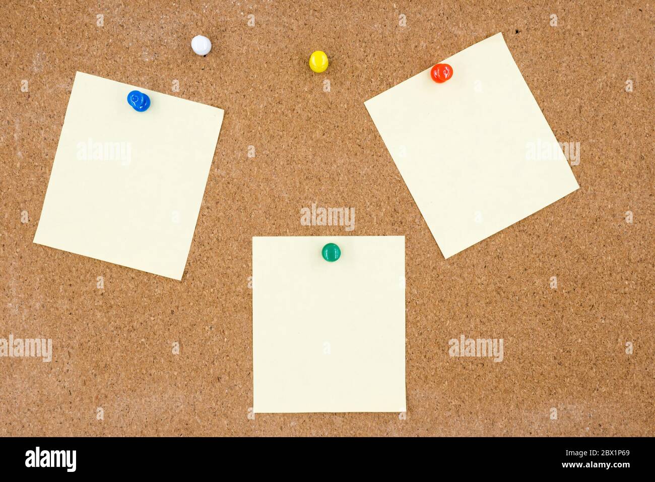 Leere Papiere stecken auf Korkplatte. Stockfoto