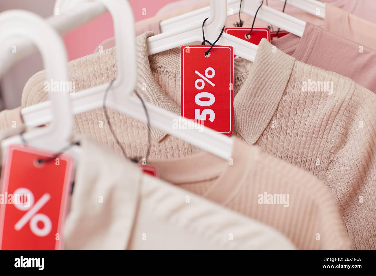 Nahaufnahme der Kleidung hängen auf dem Rack mit Verkauf Stockfoto