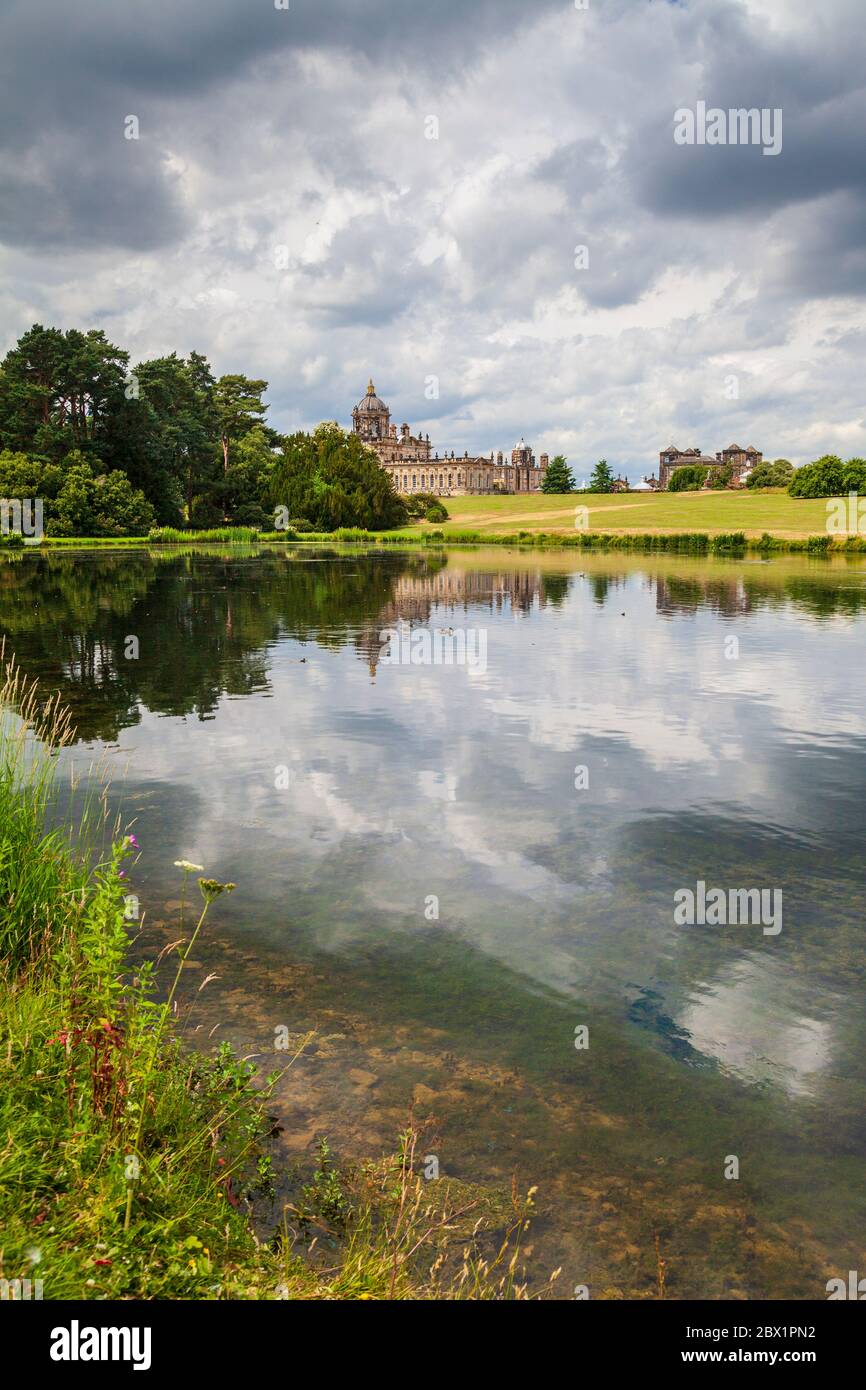 Castle Howard gegenüber dem Great Lake, Yorkshire, England Stockfoto