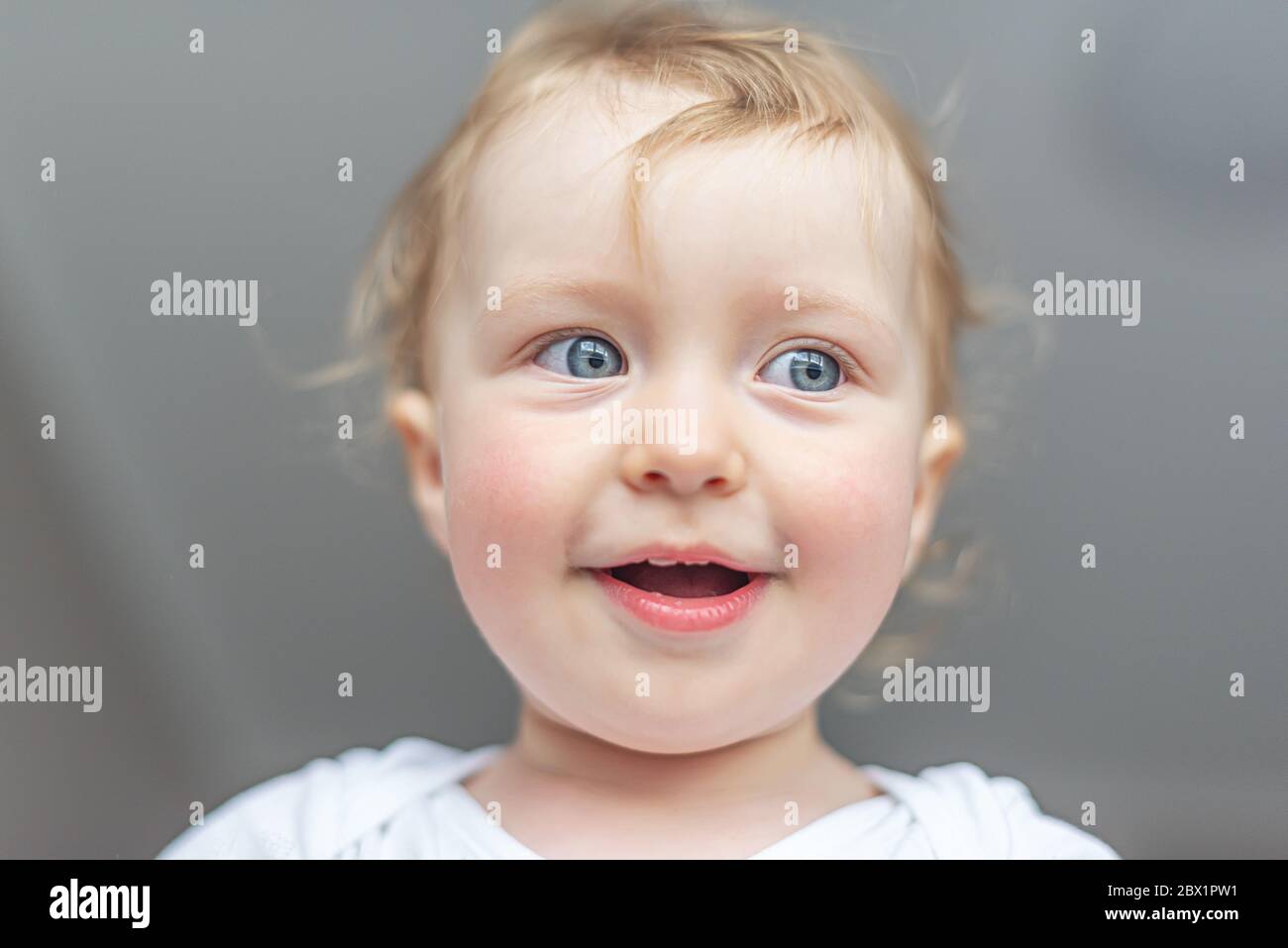 Fröhliches kleines Mädchen Kind spielt in einer guten Stimmung. Stockfoto