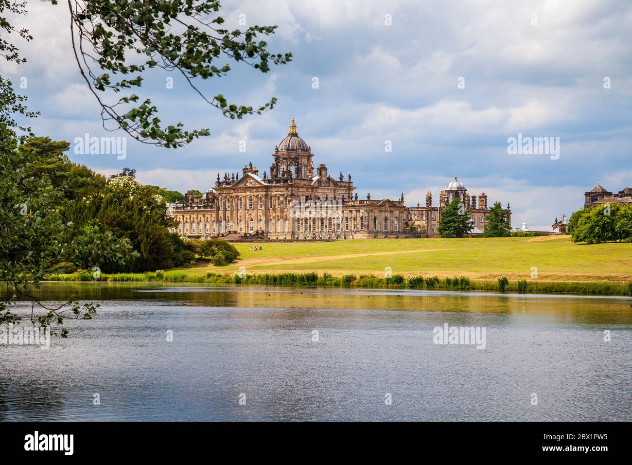 Castle Howard gegenüber dem Great Lake, Yorkshire, England Stockfoto