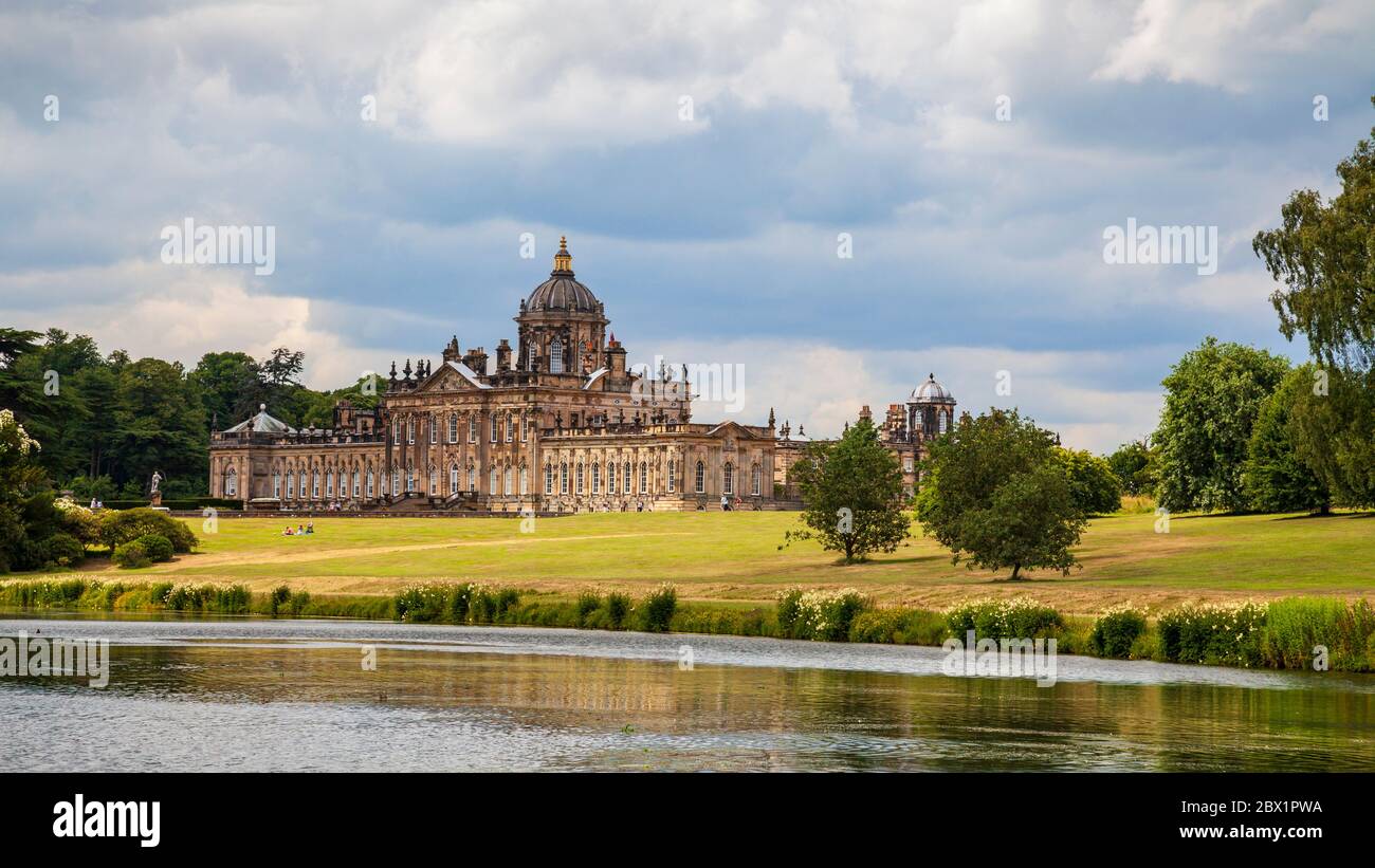 Castle Howard gegenüber dem Great Lake, Yorkshire, England Stockfoto