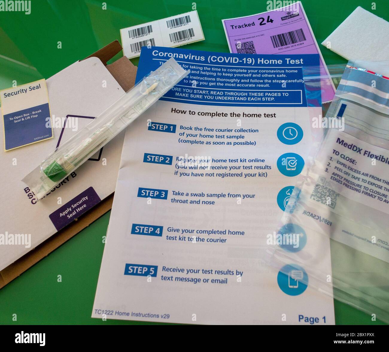 Komplettes Kit mit Coronavirus Covid-19 Home Test Stockfoto