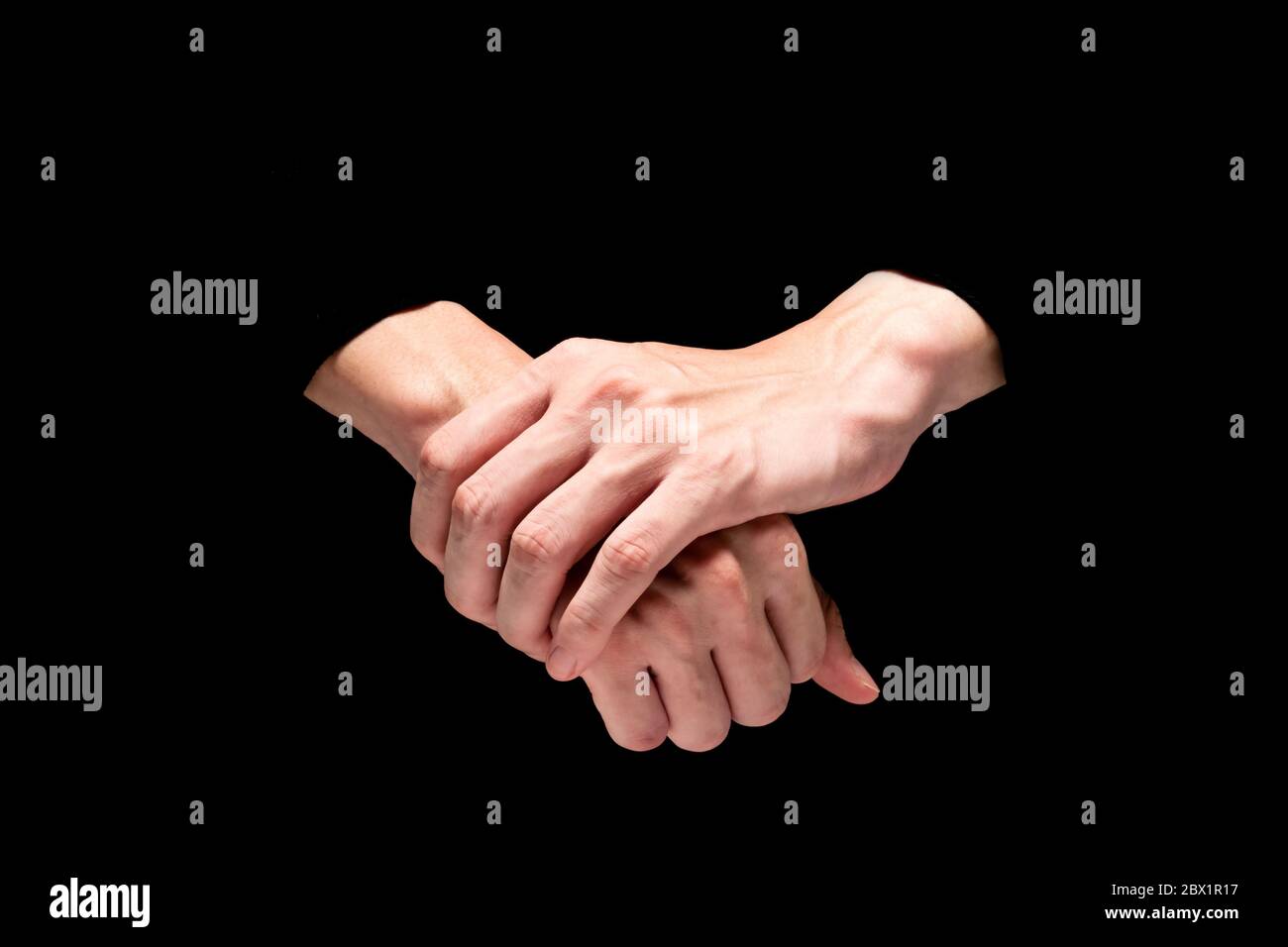 Männliche Hände auf schwarzem Hintergrund. Stockfoto