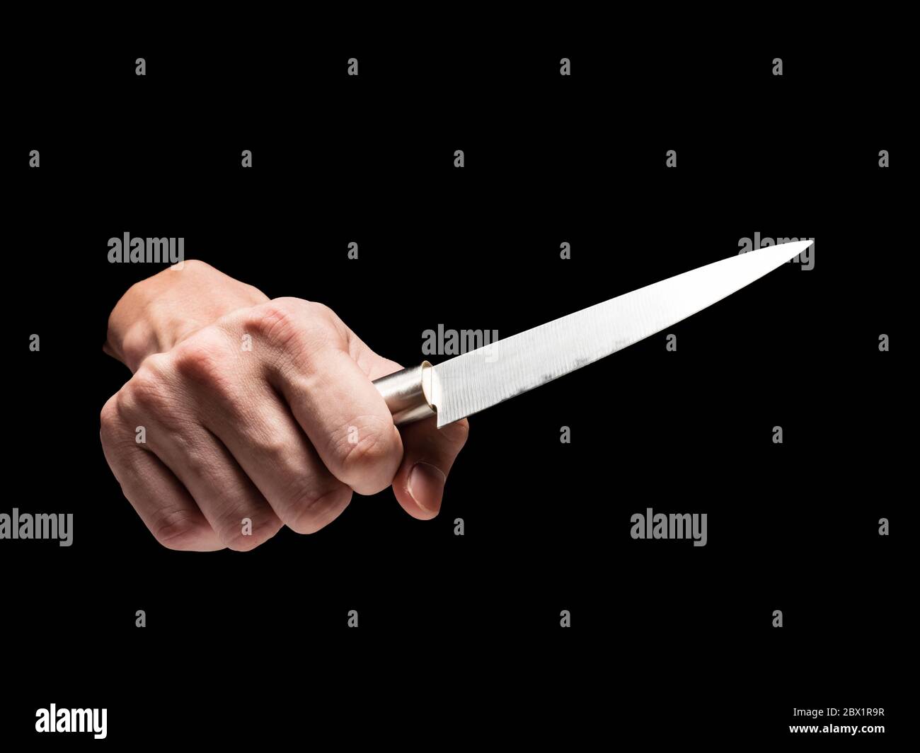 Männliche Hand hält Messer auf schwarzem Hintergrund. Stockfoto