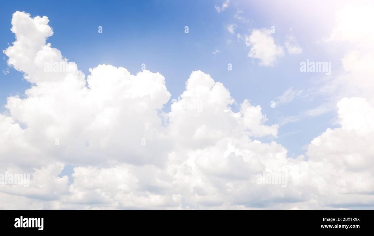 Schöne Wolken mit bule Himmel und Sonnenlicht. Stockfoto