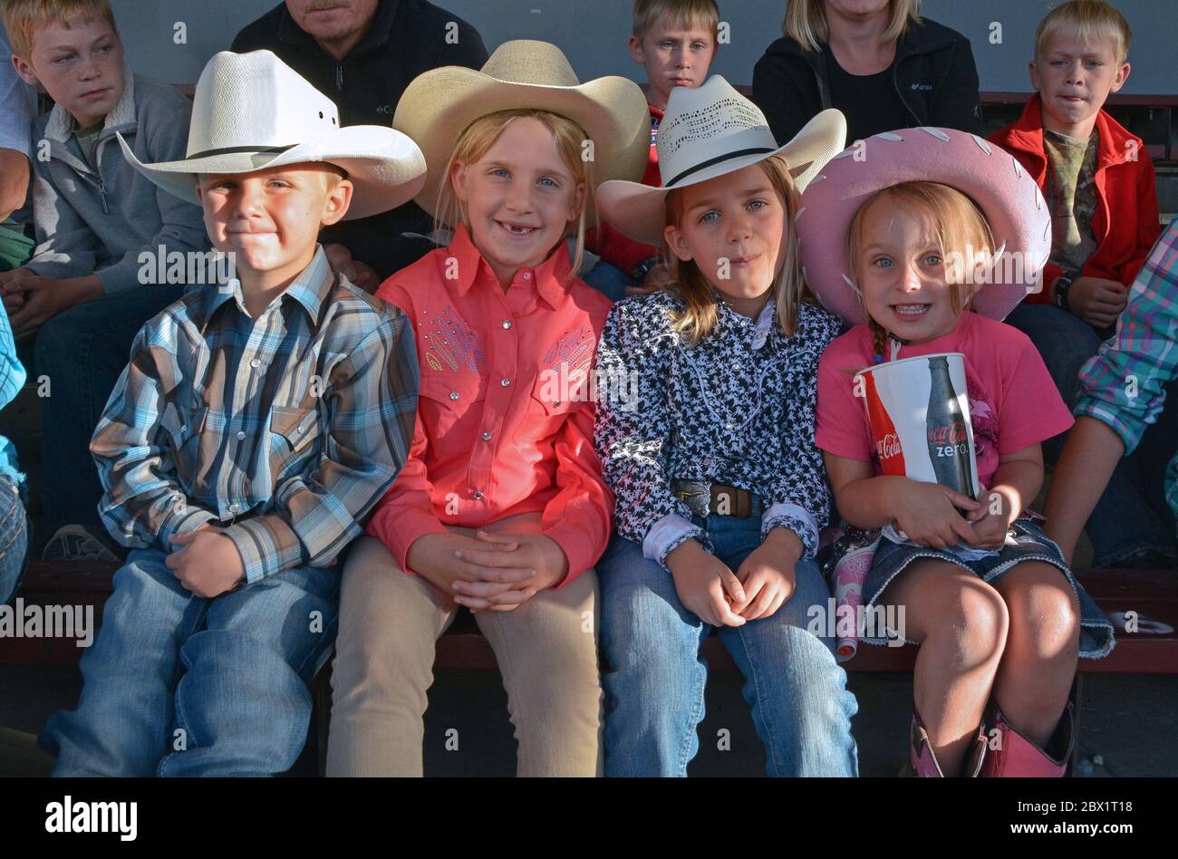 Portrait von 4 Kindern in cowboy Hüte auf der Rodeo in Jackson Hole in Wyoming. Stockfoto
