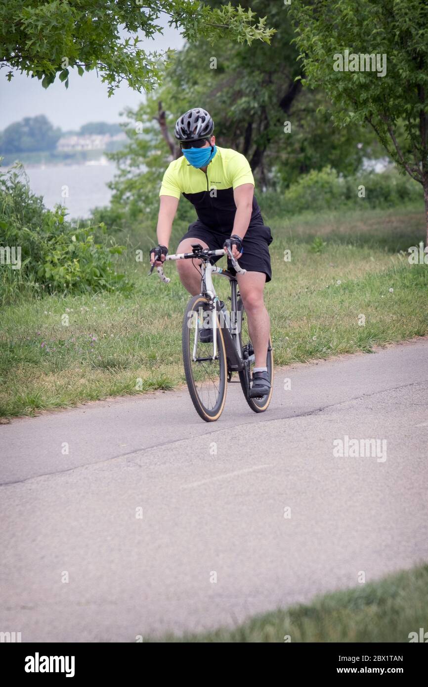 Radfahrer mit Gesichtsmaske während der Covid Pandemie, Bangkok, Thailand  Stockfotografie - Alamy