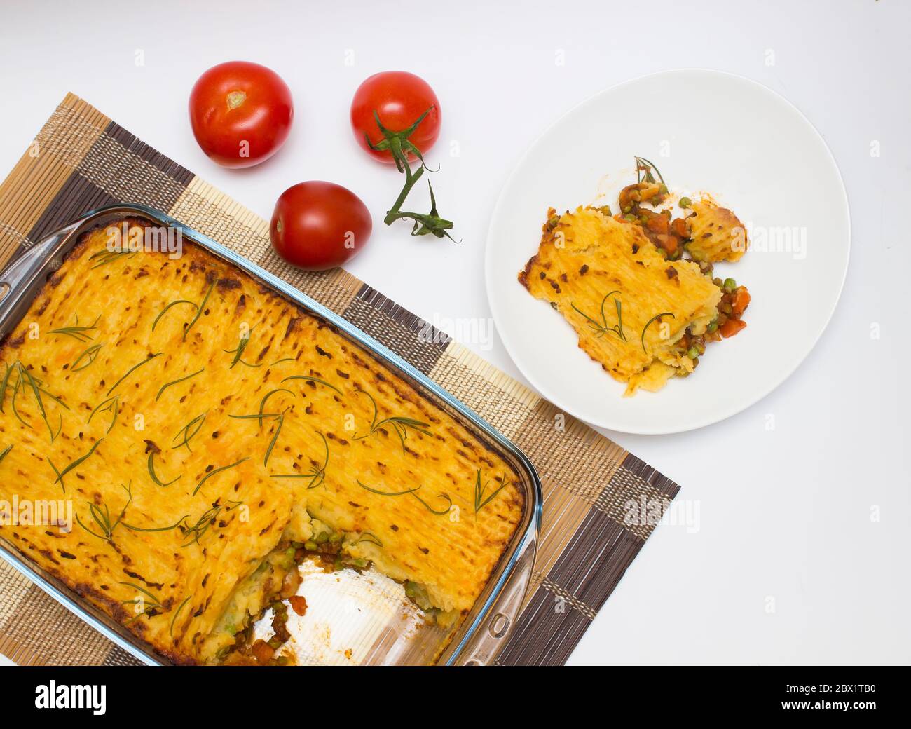 Cottagne (sheppards) Pie auf weißem Hintergrund von oben Stockfoto