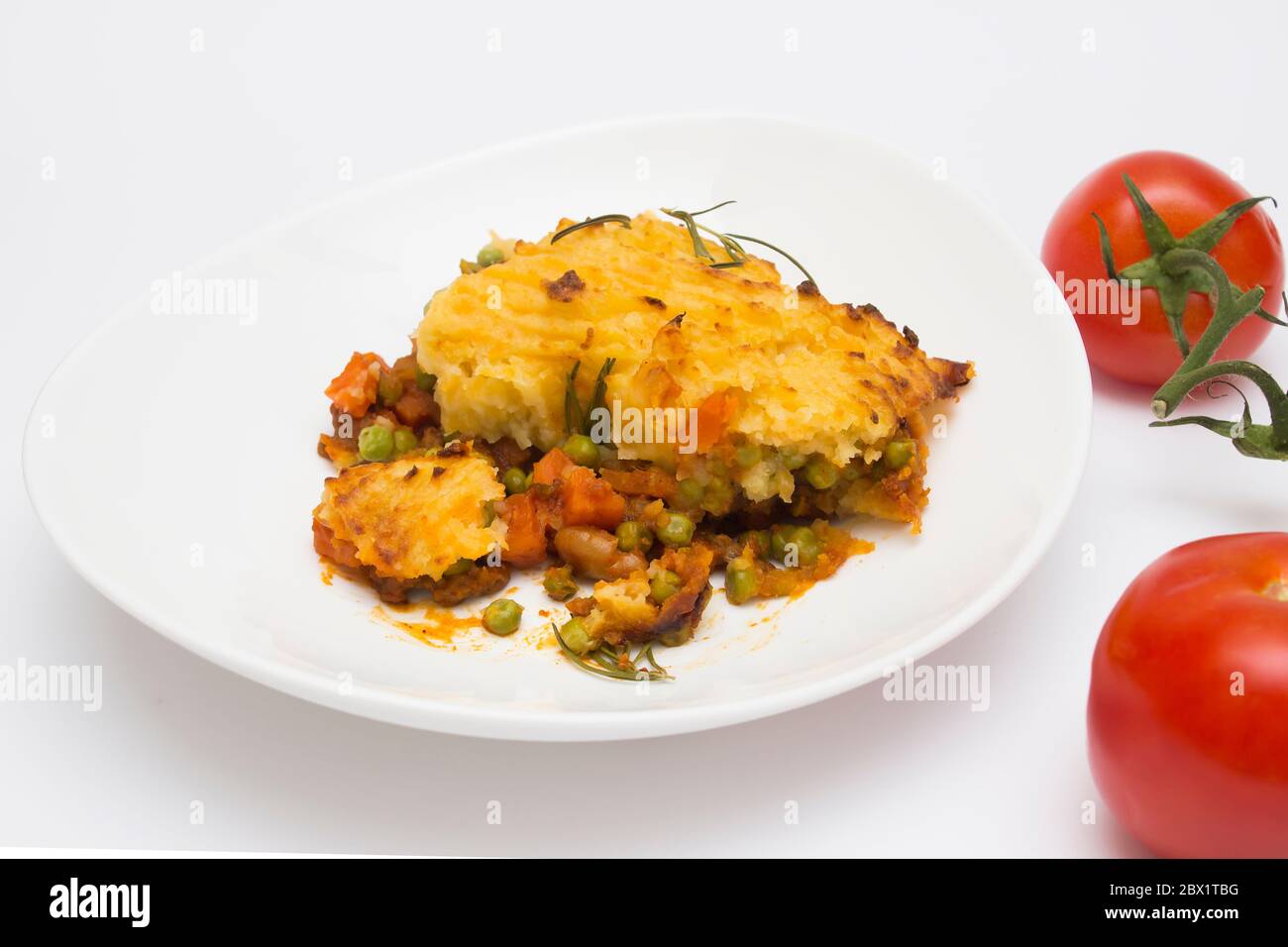 Cottagne (sheppards) Pie auf weißem Hintergrund von oben Stockfoto