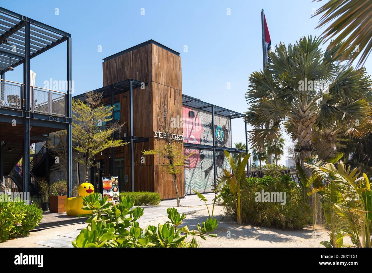 La Mer ist der neue Strandbereich von Dubai, ein Stadtstrand mit einer einzigartigen Atmosphäre modernen Komforts. Breite Boulevards, Palmen, Graffiti, Cafés und Resta Stockfoto