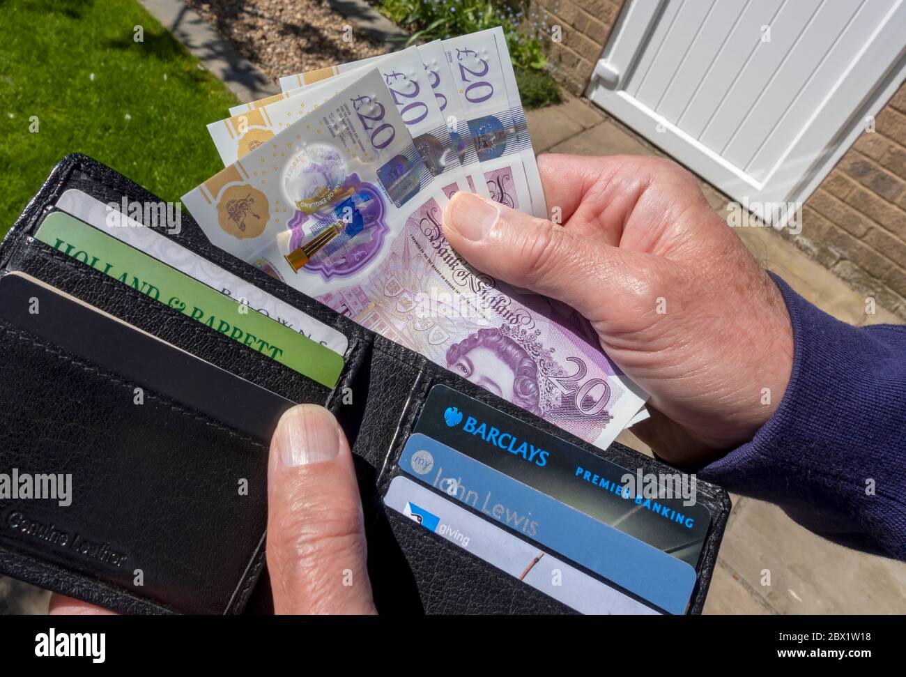 Nahaufnahme eines Mannes, der Hand Hand Hand Hand Hand Hand Hand Hand Hand Hand, zahlt 20 Pfund Scheine Bargeld aus Geldbörse England Großbritannien Großbritannien Großbritannien Großbritannien Großbritannien Großbritannien Großbritannien Großbritannien Großbritannien Großbritannien Großbritannien Großbritannien Großbritannien Großbritannien Großbritannien Großbritannien Großbritannien Großbritannien Großbritannien Großbritannien Großbritannien Großbritannien Großbritannien Stockfoto