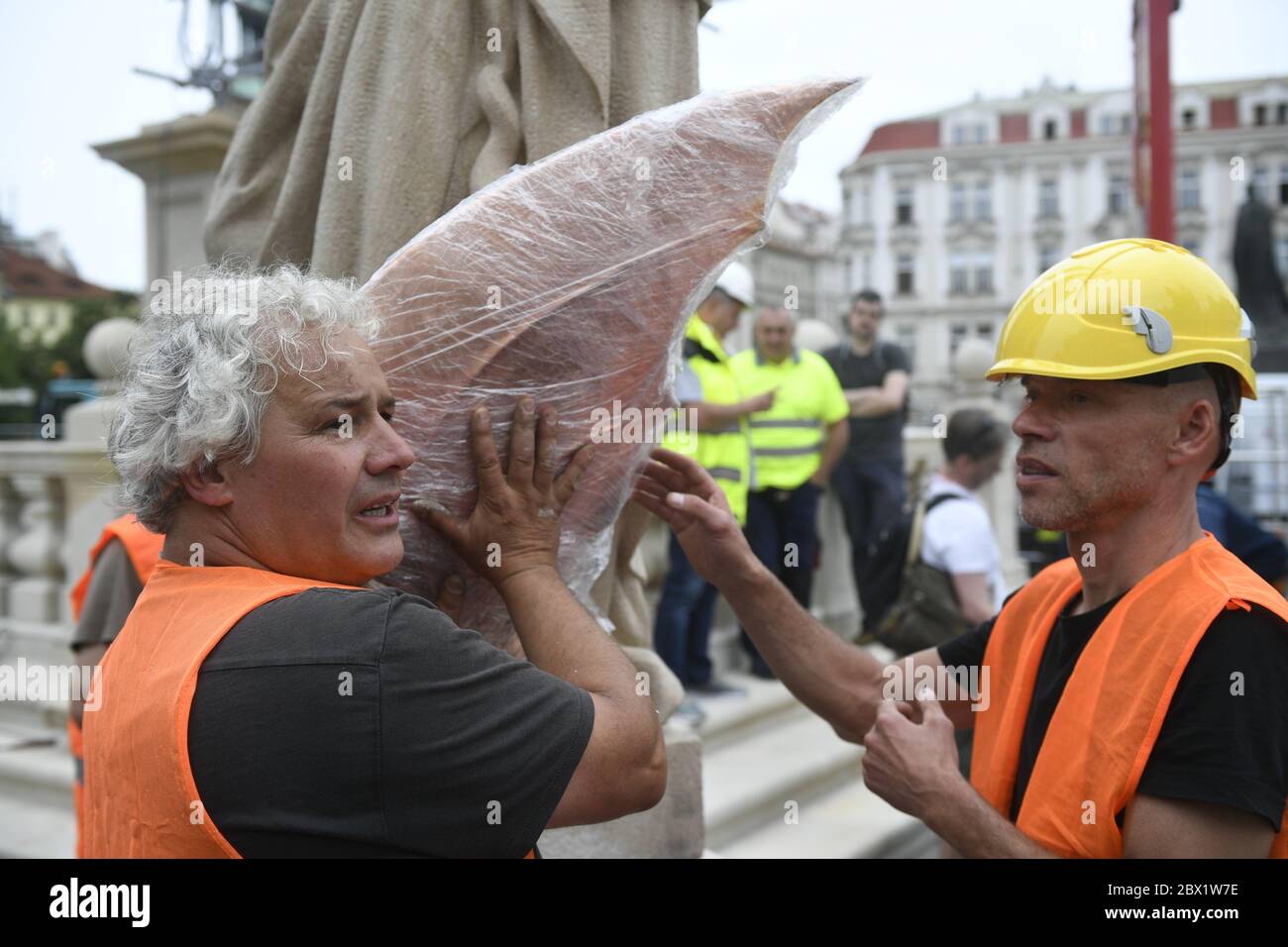 Prag, Tschechische Republik. Juni 2020. Vorbereitung der Statue der Jungfrau Maria für die Installation der Replik der barocken Mariä-Säule aus dem 17. Jahrhundert auf dem Altstädter Ring in Prag, Tschechien, am 4. Juni 2020. Im Bild links Bildhauer Petr Vana. Quelle: Michal Kamaryt/CTK Photo/Alamy Live News Stockfoto