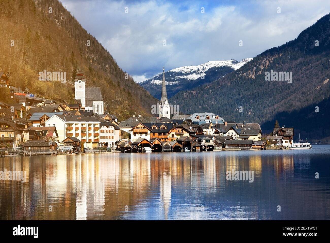 Hallstatt - UNESCO-Weltkulturerbe Dorf gegen Berg und See im Winter. Es ist für viele Touristen am beliebtesten, Romantik und Traum vom Reiseziel. Austris Stockfoto