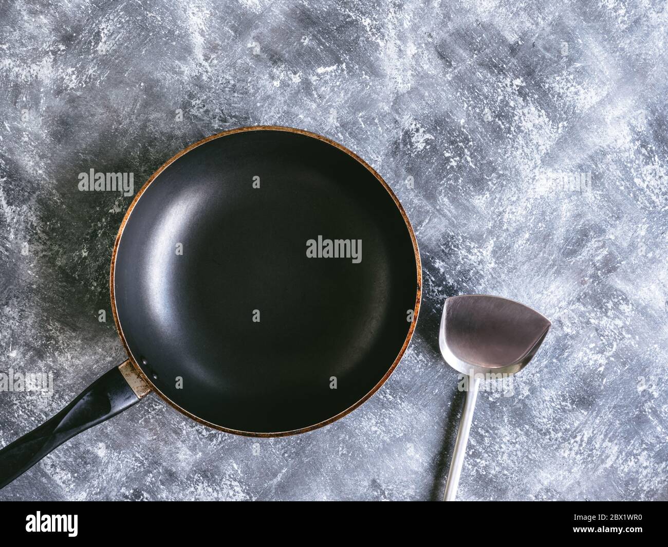 Pan und Spaten der Pfanne auf Grau grunge Hintergrund. Stockfoto