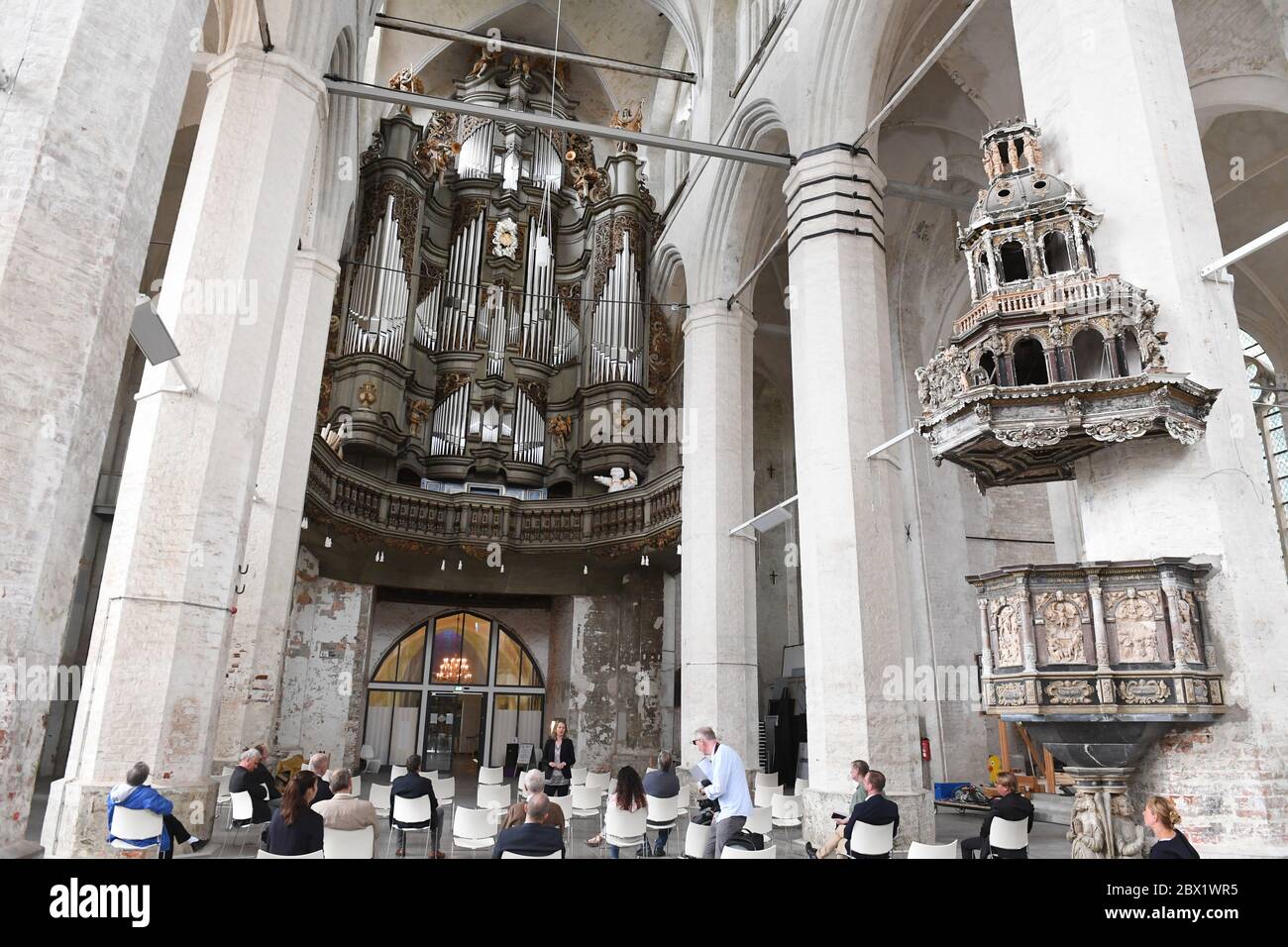 Stralsund, Deutschland. Juni 2020. Ansicht der Orgel in der Kulturkirche St. Jakobi. Die Restaurierung der Orgel in Stralsunds größtem Veranstaltungsraum, der Kulturkirche St. Jakobi, ist nahezu abgeschlossen. Die Kosten für die Orgelrestaurierung belaufen sich auf rund 2.4 Millionen Euro. Sie kommen aus Bund, Land und Stadt sowie aus Spenden und der Stiftung Kulturkirche St. Jakobi. Quelle: Stefan Sauer/dpa/Alamy Live News Stockfoto