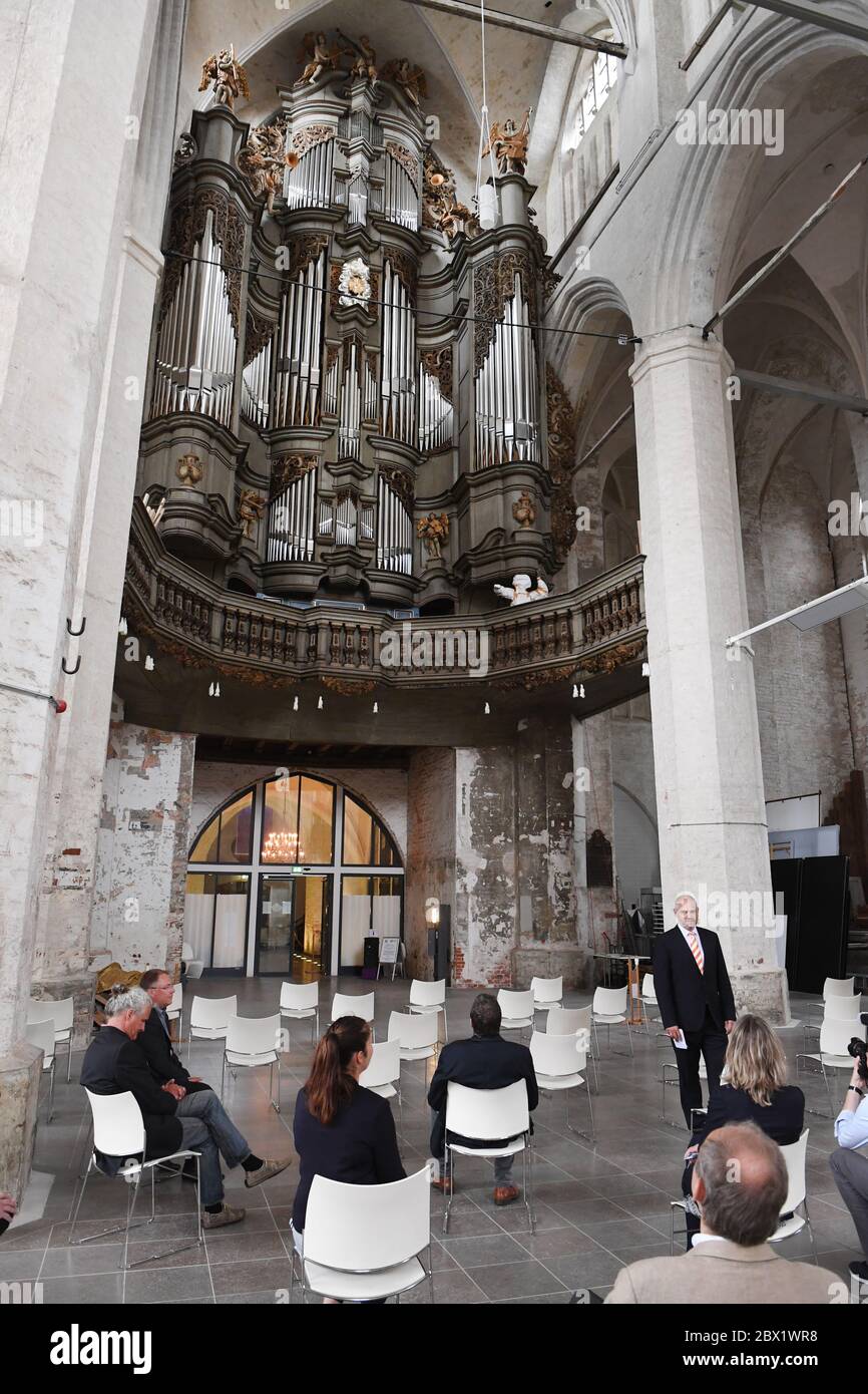 Stralsund, Deutschland. Juni 2020. Ansicht der Orgel in der Kulturkirche St. Jakobi. Die Restaurierung der Orgel in Stralsunds größtem Veranstaltungsraum, der Kulturkirche St. Jakobi, ist nahezu abgeschlossen. Die Kosten für die Orgelrestaurierung belaufen sich auf rund 2.4 Millionen Euro. Sie kommen aus Bund, Land und Stadt sowie aus Spenden und der Stiftung Kulturkirche St. Jakobi. Quelle: Stefan Sauer/dpa/Alamy Live News Stockfoto