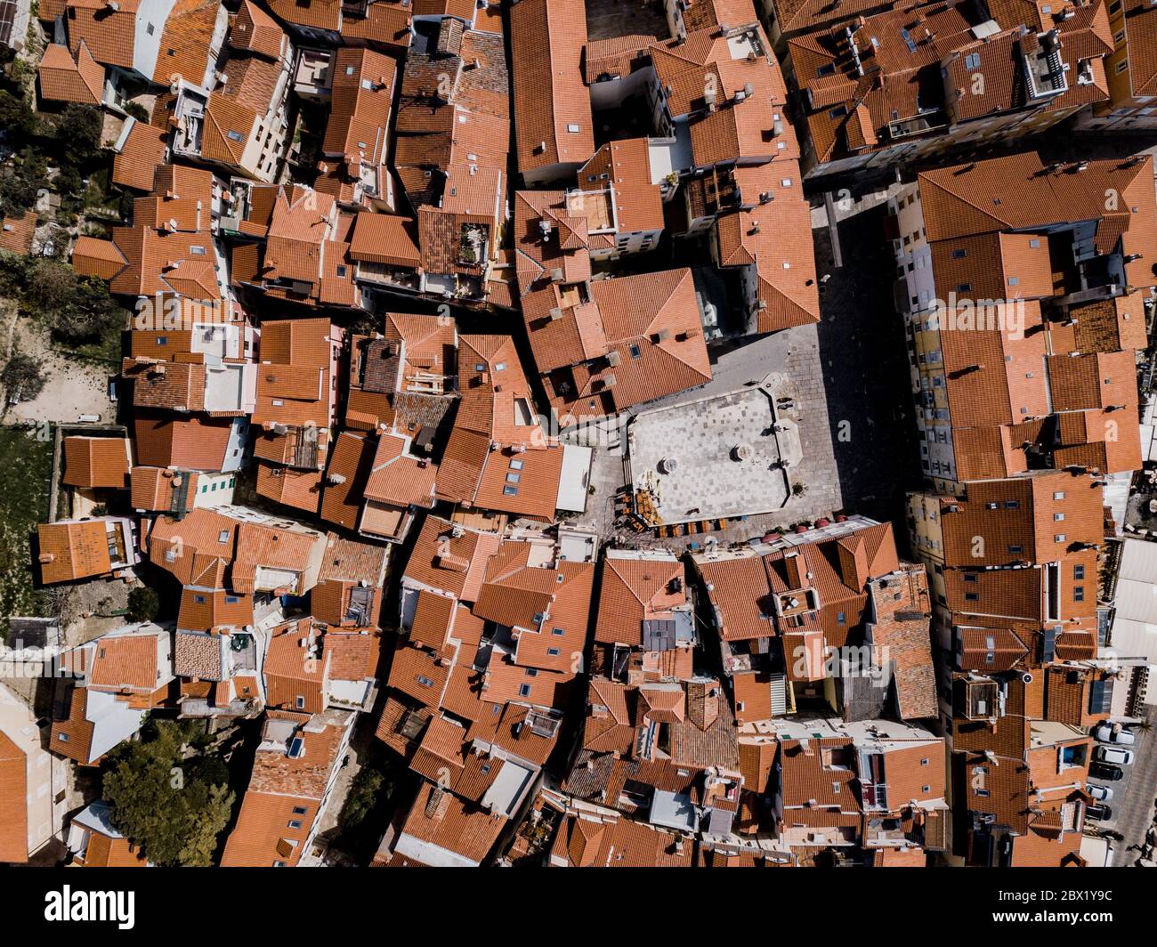 Luftaufnahme von oben nach unten Drohne Blick auf Piran Stadt mit engen Gassen, alten Gebäuden mit roten Dächern und Piazza 1. Maggio im Südwesten Sloweniens Stockfoto