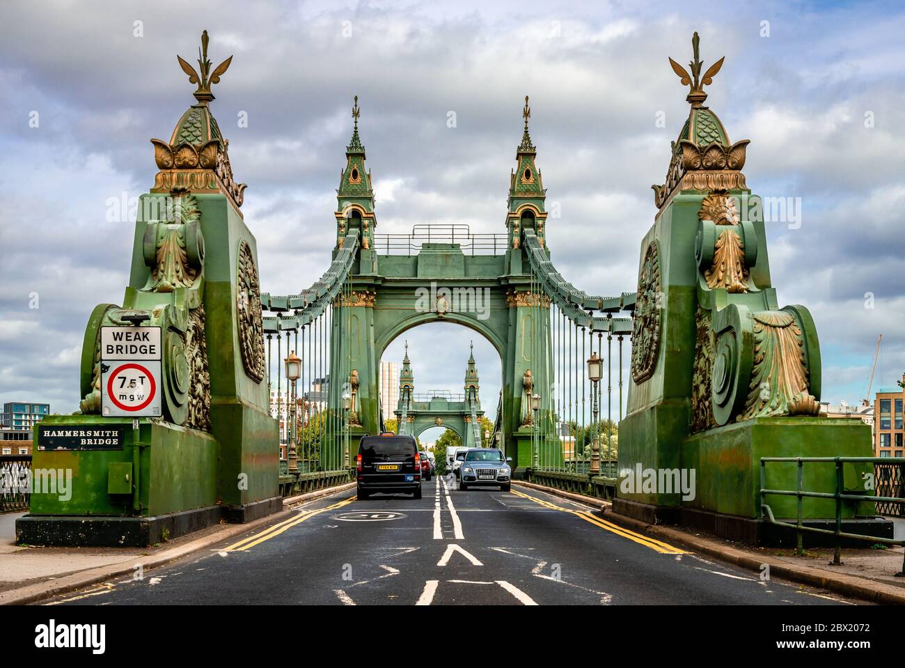 Blick auf die Hammersmith Bridge, eine Hängebrücke, die die Themse im Westen Londons überquert. Stockfoto