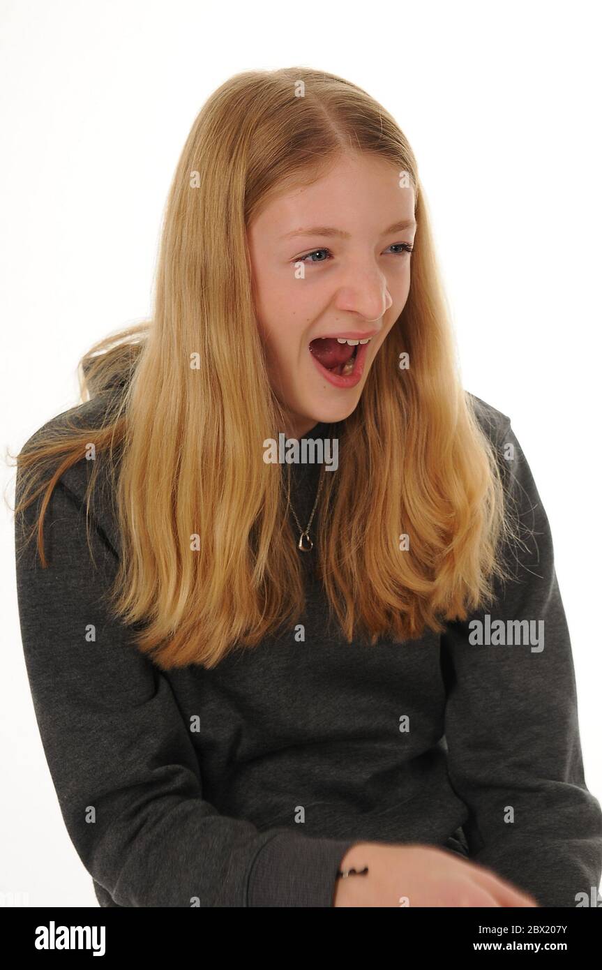 Ziemlich blonde Teenager-Mädchen gähnend isoliert auf weißem Hintergrund Stockfoto