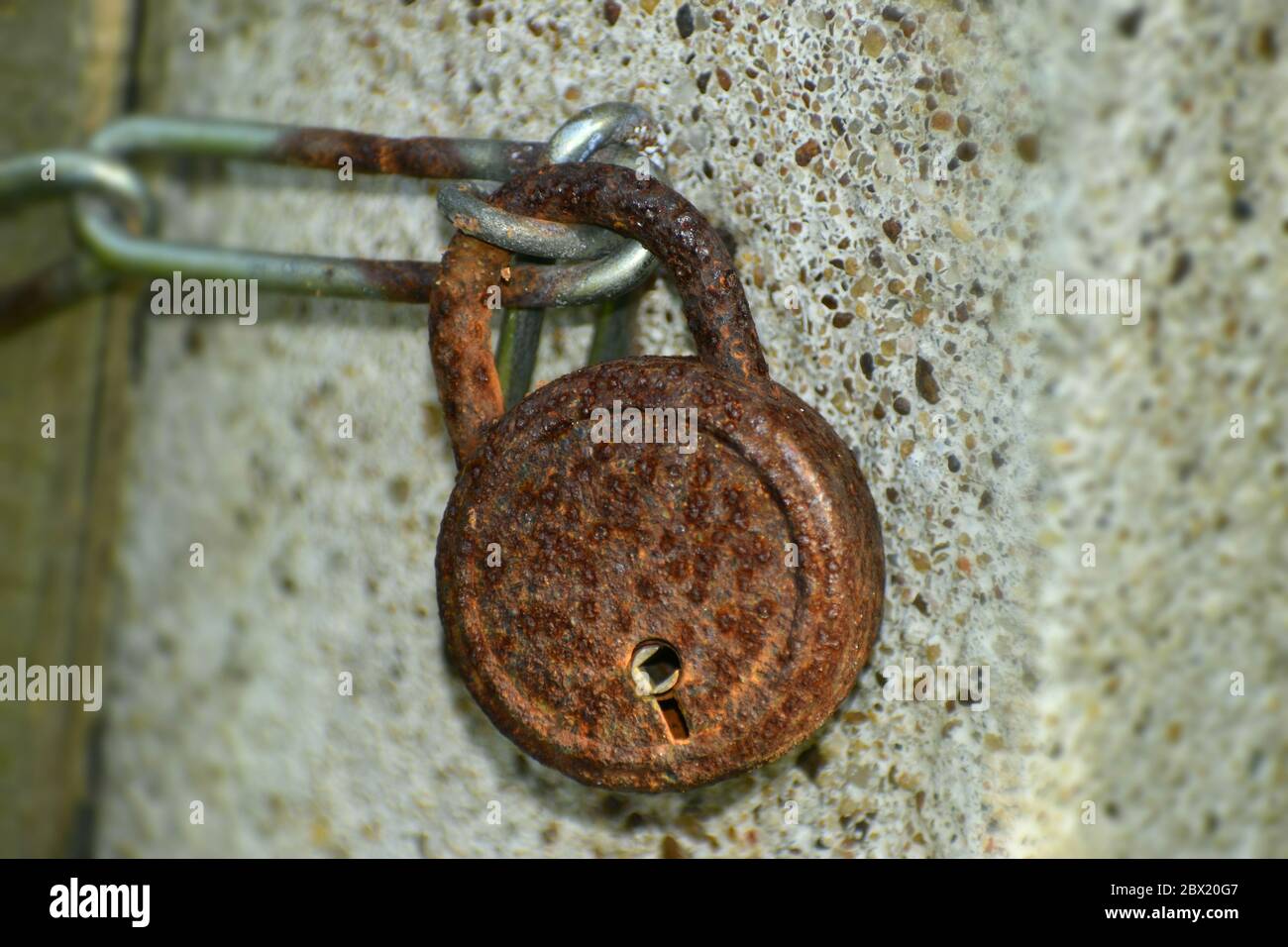 Alte Schleuse auf dem Wald Stockfoto