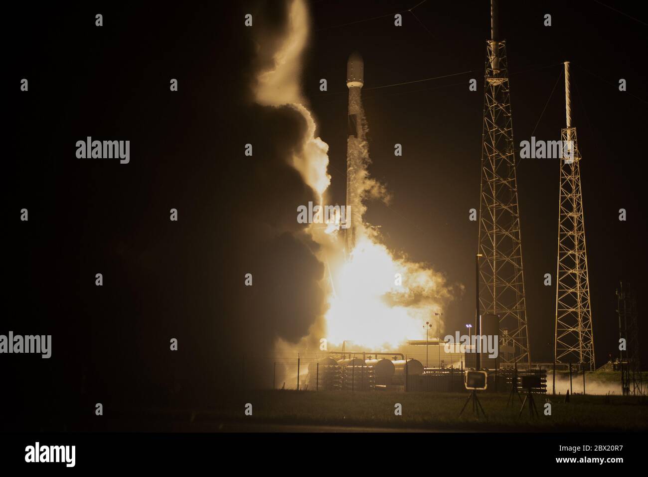 Vier Tage nach dem Start der ersten bemannten Mission, hebt eine weitere SpaceX Falcon 9 Rakete die Starlink Satelliten des Unternehmens auf, um von der Cape Canaveral Air Force Station am Mittwoch, 3. Juni 2020 zu umkreisen. Foto von Joe Marino/UPI Quelle: UPI/Alamy Live News Stockfoto