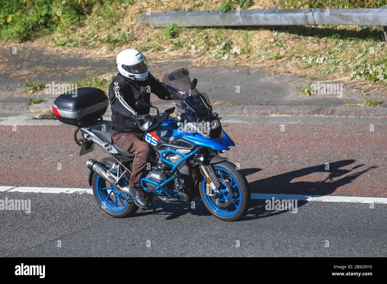 BMW 1200GS Motorradfahrer; Zweiradtransport, Motorräder, Fahrzeug, Straßen, Motorräder, Motorradfahrer, die auf der Autobahn M6 Chorley fahren, Großbritannien Stockfoto