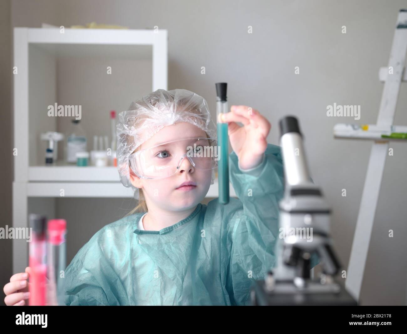 Ein kleines Mädchen macht wissenschaftliche Arbeit in ihrem Labor. Das Konzept ist die Kinder der Zukunft. Hochwertige Fotos Stockfoto