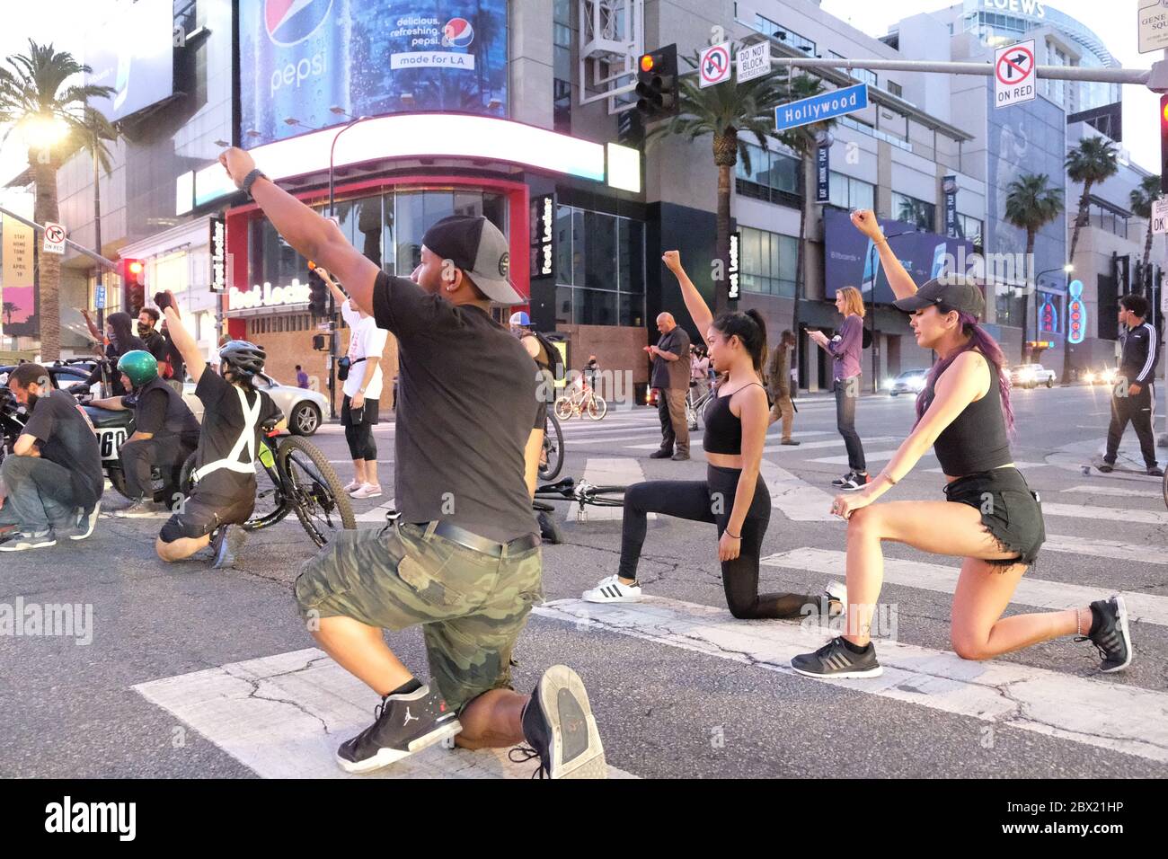 Schwarze Leben Materie Protest Los Angeles Fäuste in der Luft Stockfoto