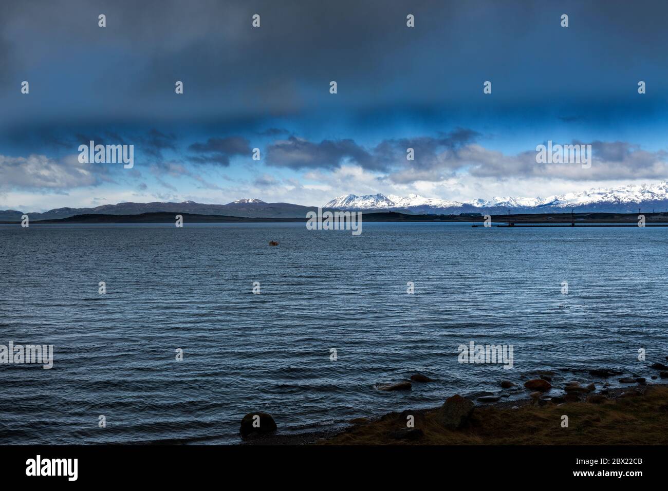 Blick auf den Beagle-Kanal vom Hafen der Stadt Ushuaia, in Terra del Fuego, Argentinien, Südamerika Stockfoto