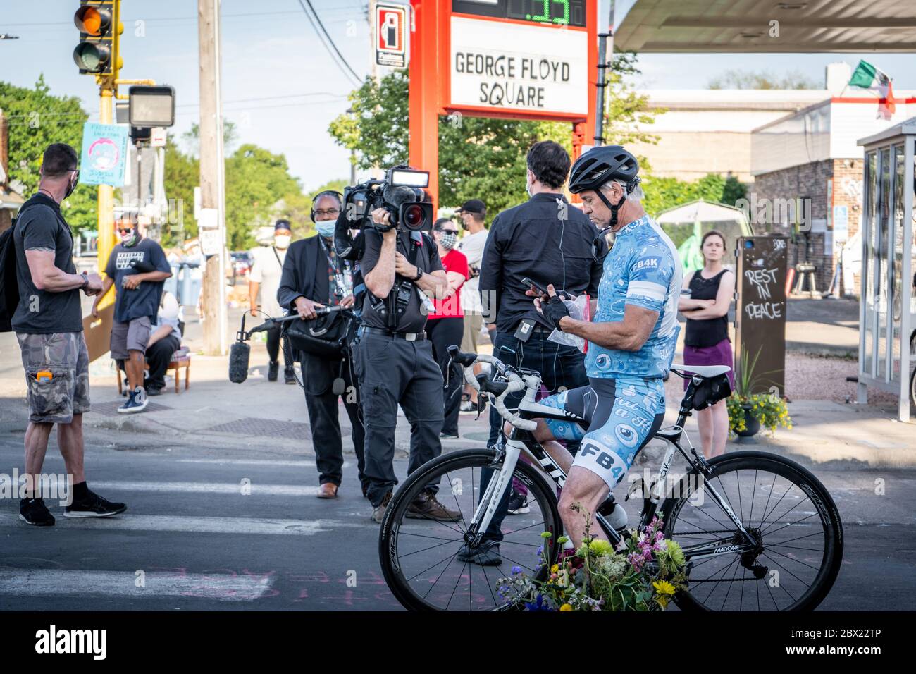 Minneapolis, Minnesota / USA - 4. Juni 2020: Biker und Nachrichtensprecher versammeln sich, wo George Floyd starb und Schwarze Leben in Minneapoli Krawalle von Demonstranten Stockfoto